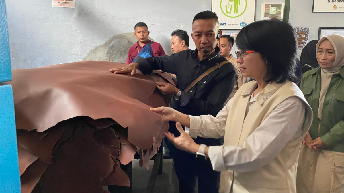 Kepala Disperindag Provinsi Jawa Barat, Noneng Komara Nengsih kunjungi industri kulit di Garut